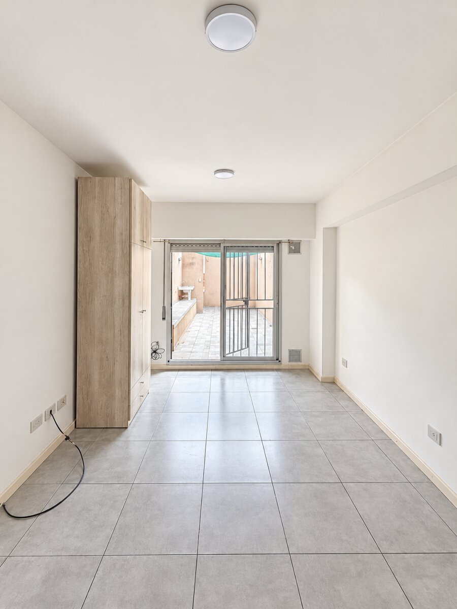 MONOAMBIENTE CON GRAN PATIO-TERRAZA CON PARRILLERO — foto 5