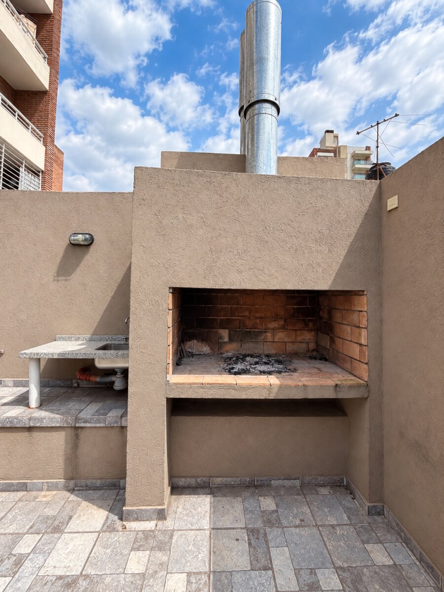 MONOAMBIENTE CON GRAN PATIO-TERRAZA CON PARRILLERO — foto 3