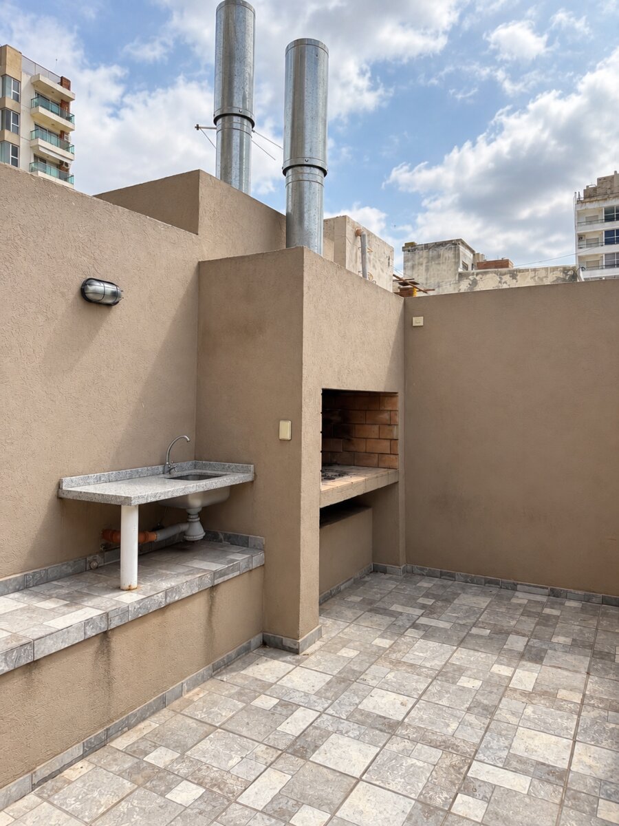 MONOAMBIENTE CON GRAN PATIO-TERRAZA CON PARRILLERO — foto 2