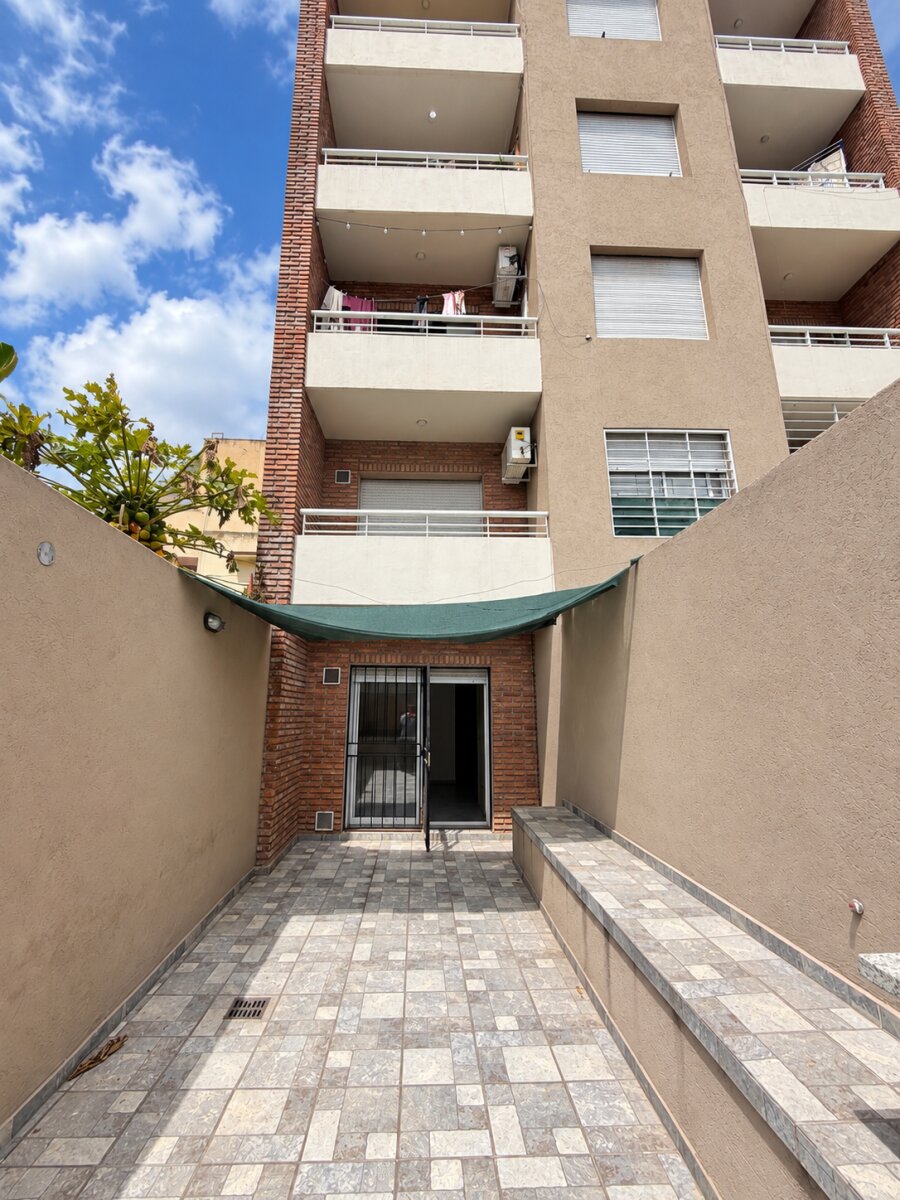 MONOAMBIENTE CON GRAN PATIO-TERRAZA CON PARRILLERO — foto 4