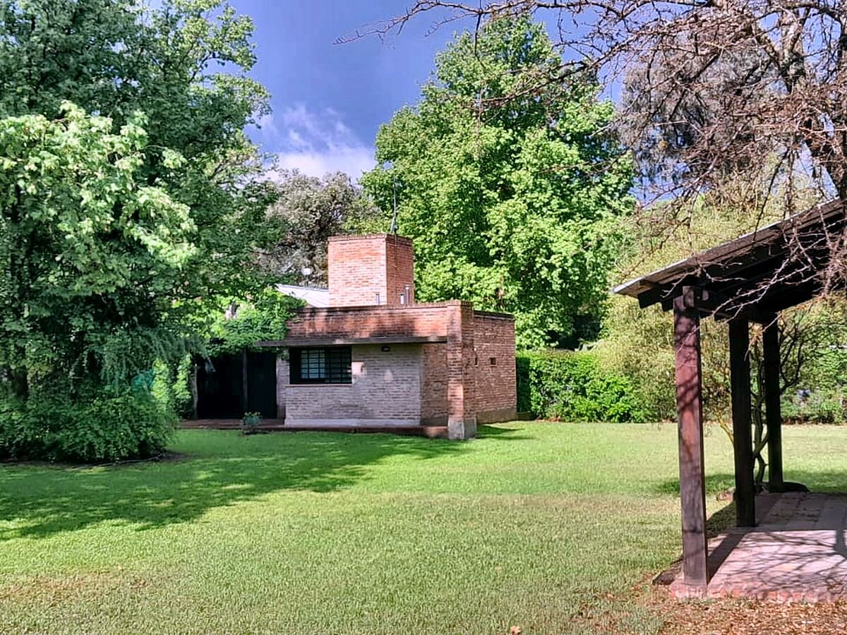 Casa en venta 2 dorm + quincho, parque de 1.200 m² a 150 m del río, Anisacate — foto 3