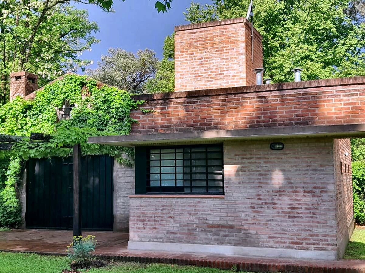 Casa en venta 2 dorm + quincho, parque de 1.200 m² a 150 m del río, Anisacate — foto 2