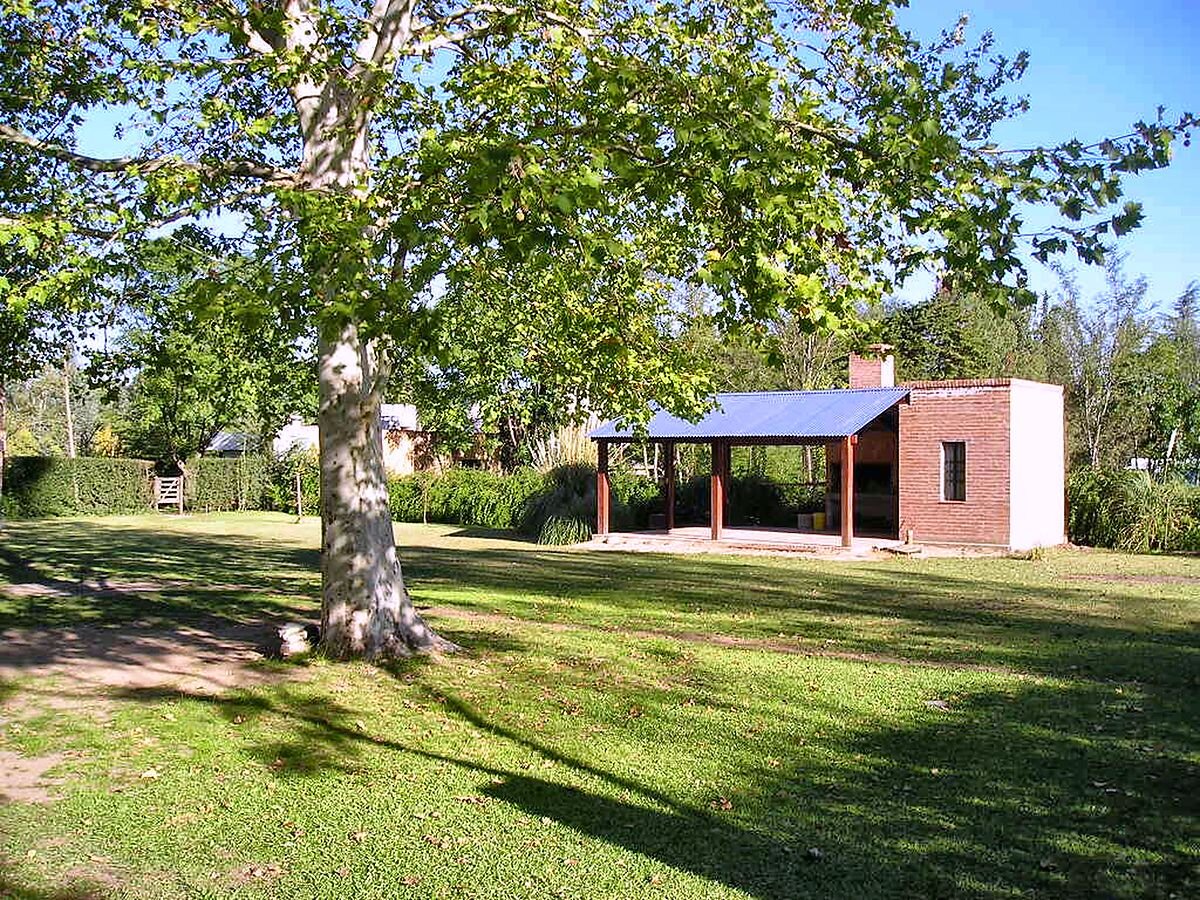Casa en venta 2 dorm + quincho, parque de 1.200 m² a 150 m del río, Anisacate — foto 5
