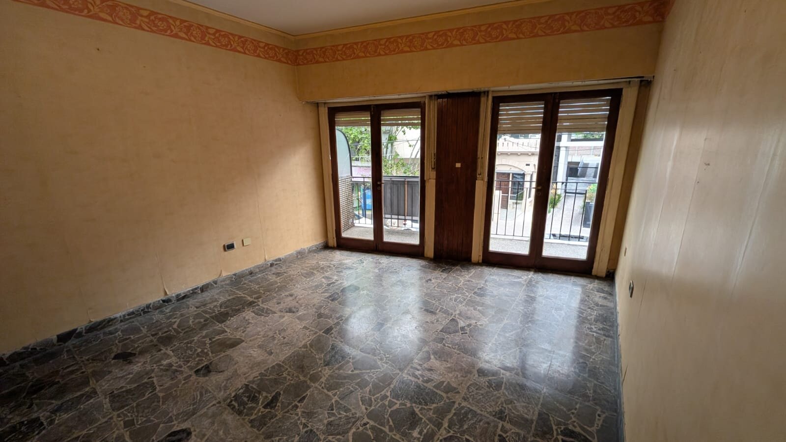 DEPTO 3 AMB BERNAL CENTRO + 2 BALCONES — foto 2