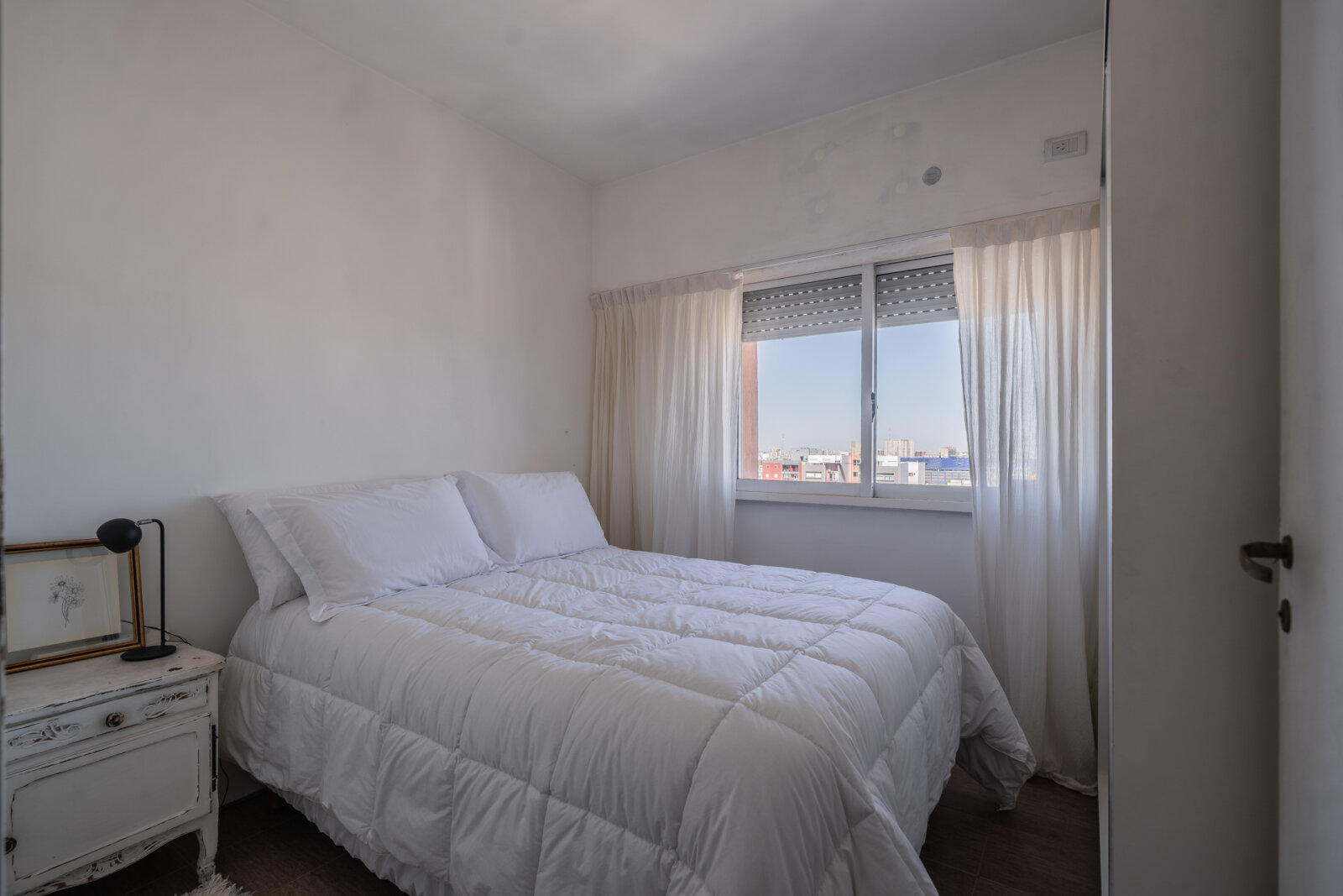 Departamento de dos ambientes, piso alto, muy Luminoso. — foto 3
