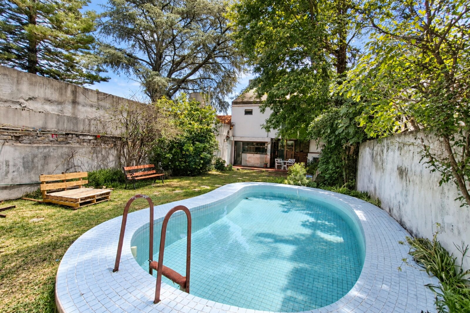 VENTA CASA DE 4 AMBIENTES CON JARDÍN, QUINCHO Y PILETA EN BERNAL — foto 13