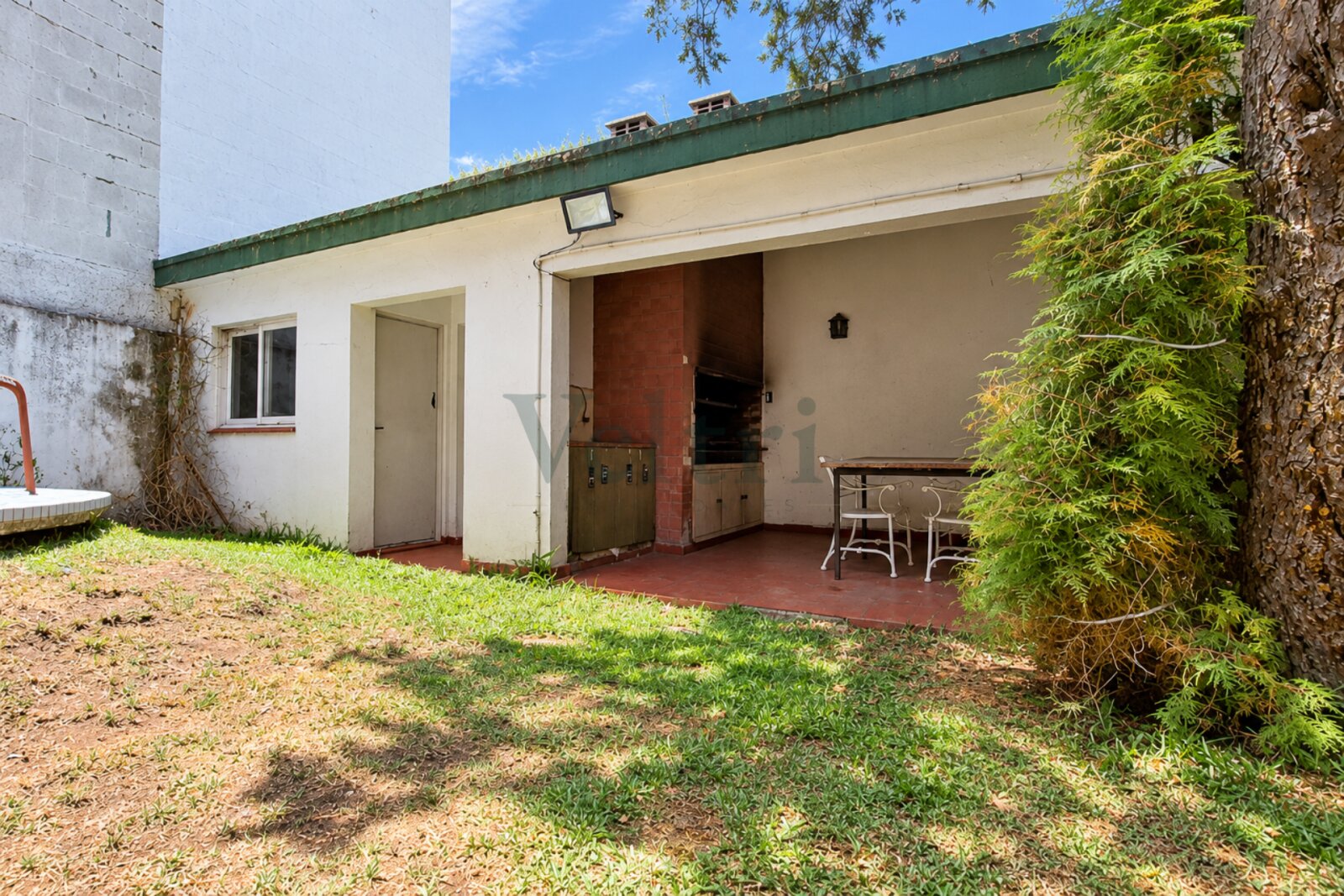 VENTA CASA DE 4 AMBIENTES CON JARDÍN, QUINCHO Y PILETA EN BERNAL — foto 14