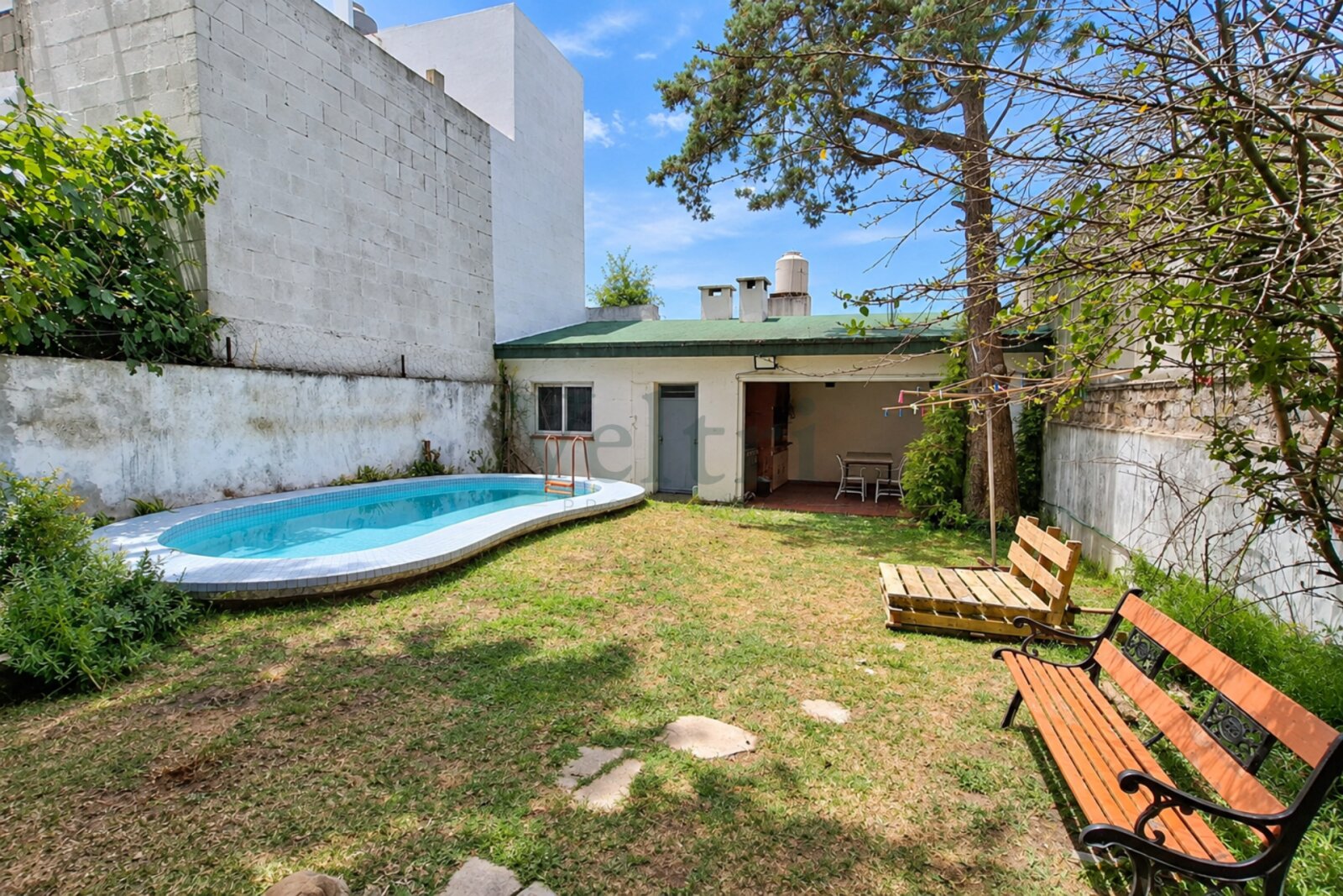 VENTA CASA DE 4 AMBIENTES CON JARDÍN, QUINCHO Y PILETA EN BERNAL — foto 12