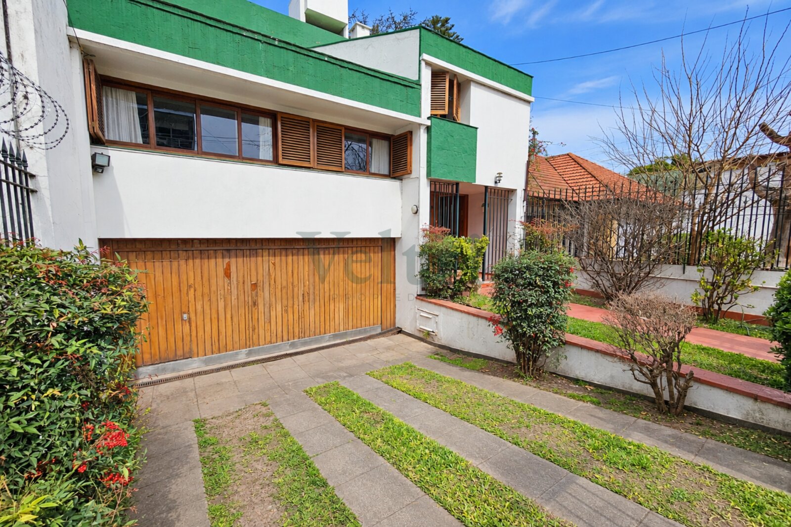 VENTA CASA DE 4 AMBIENTES CON JARDÍN, QUINCHO Y PILETA EN BERNAL — foto 2