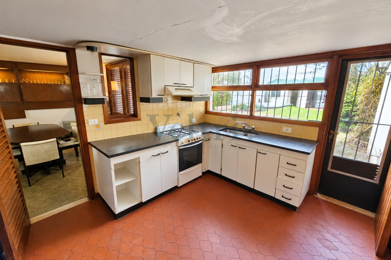 VENTA CASA DE 4 AMBIENTES CON JARDÍN, QUINCHO Y PILETA EN BERNAL — foto 10