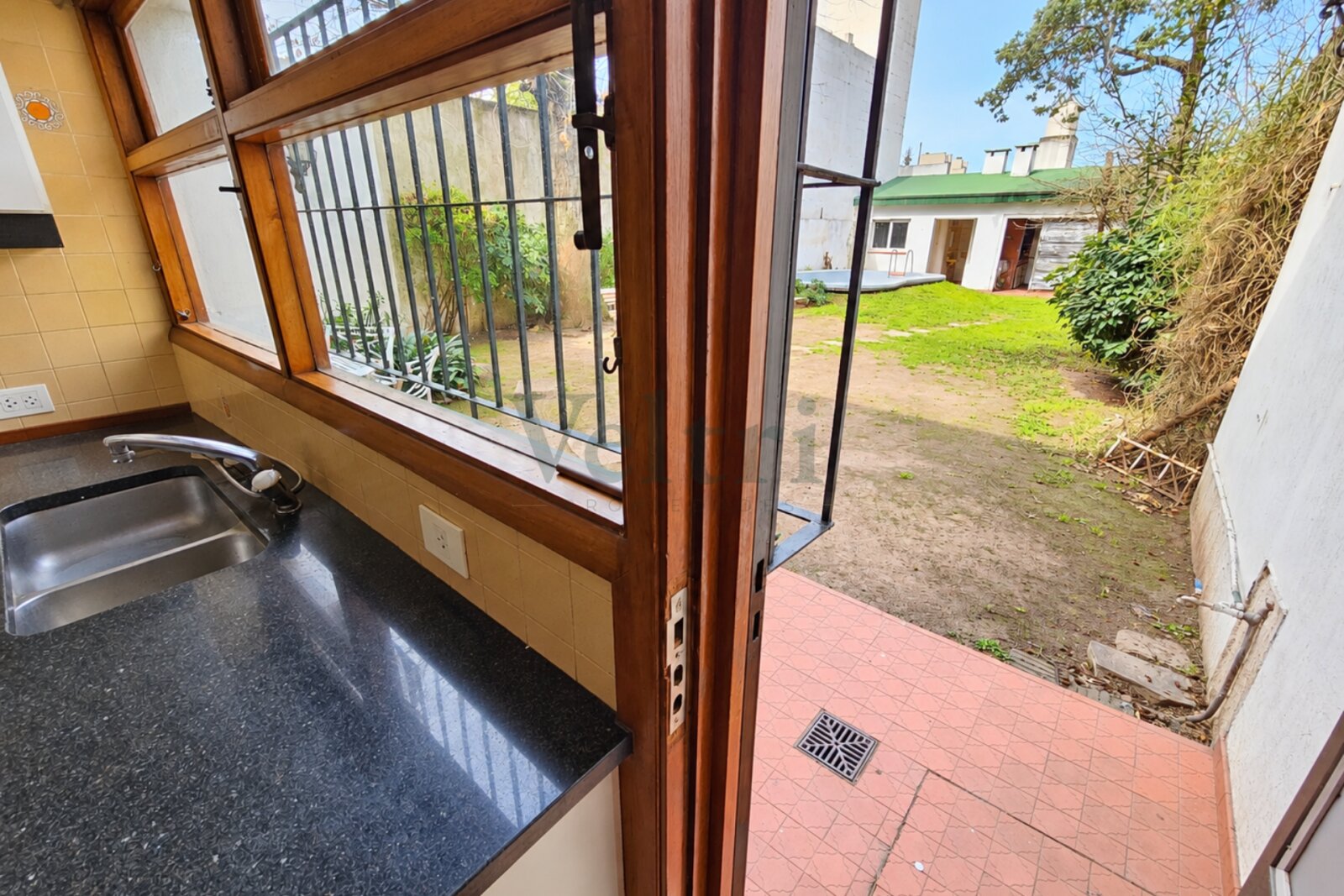 VENTA CASA DE 4 AMBIENTES CON JARDÍN, QUINCHO Y PILETA EN BERNAL — foto 11
