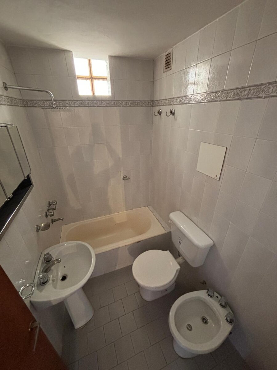 ¡HERMOSO Y ESPACIOSO DEPARTAMENTO AL FRENTE EN ALQUILER! — foto 6