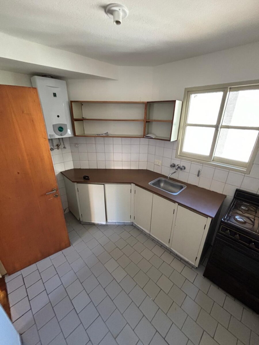 ¡HERMOSO Y ESPACIOSO DEPARTAMENTO AL FRENTE EN ALQUILER! — foto 2