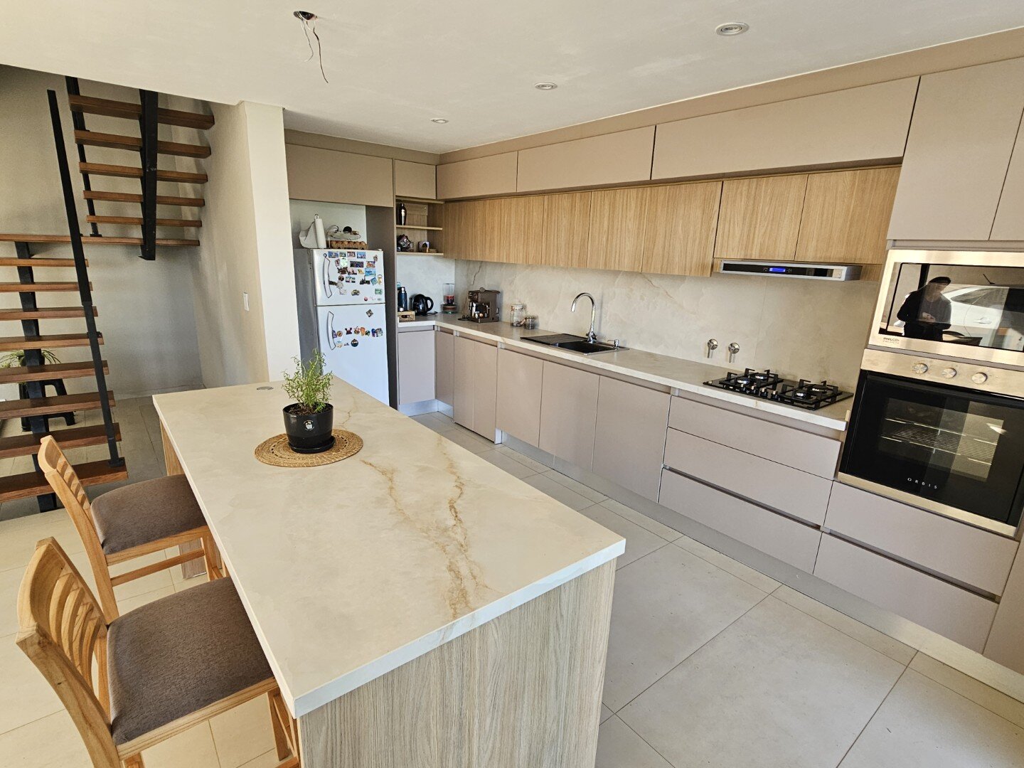 Casa moderna y funcional de dos plantas, cuatro dormitorios y cuatro baños — foto 8