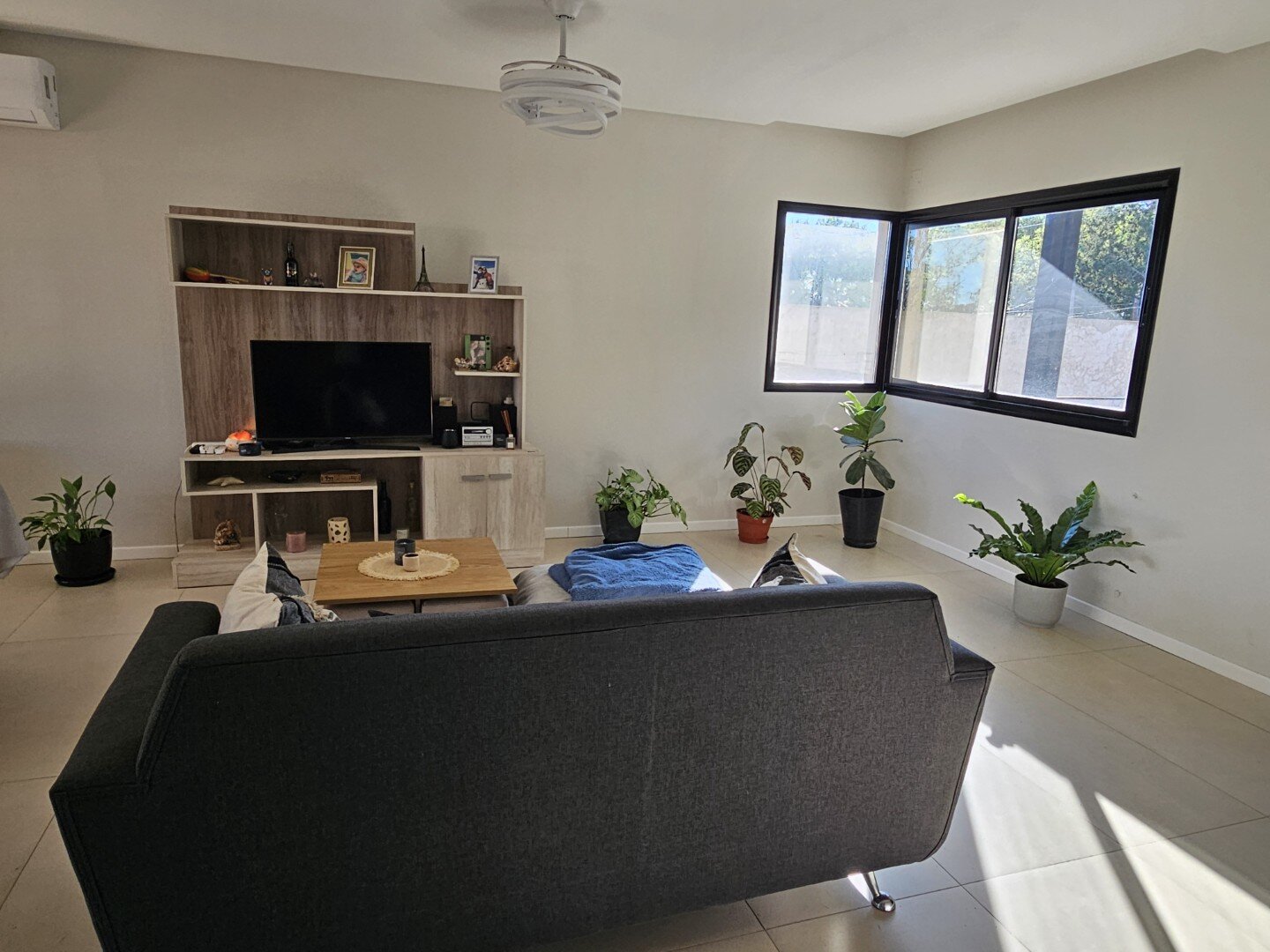 Casa moderna y funcional de dos plantas, cuatro dormitorios y cuatro baños — foto 7