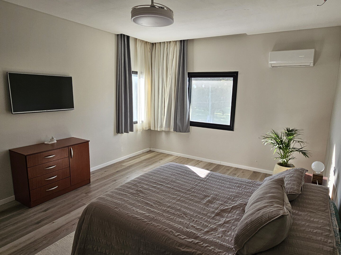 Casa moderna y funcional de dos plantas, cuatro dormitorios y cuatro baños - 29