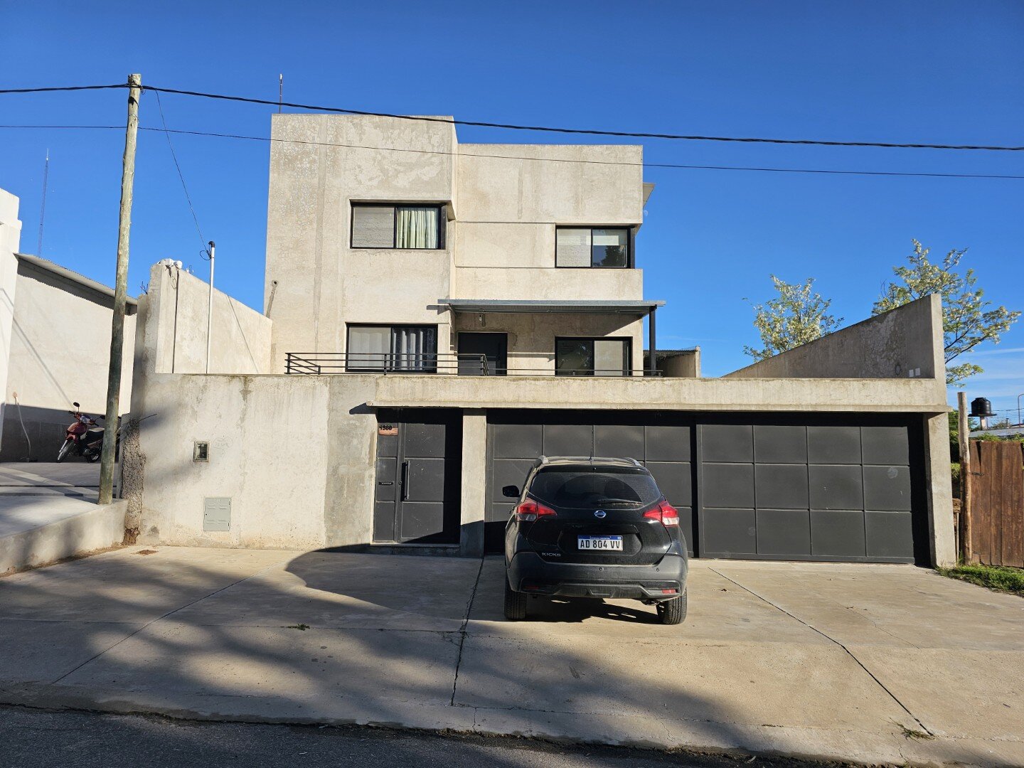 Casa moderna y funcional de dos plantas, cuatro dormitorios y cuatro baños — foto 2