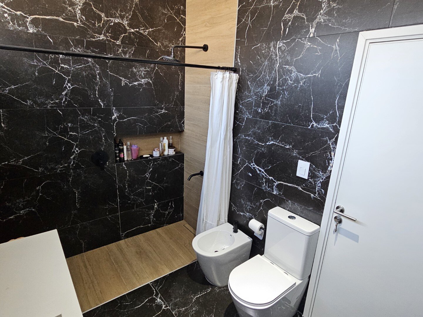 Casa moderna y funcional de dos plantas, cuatro dormitorios y cuatro baños - 32