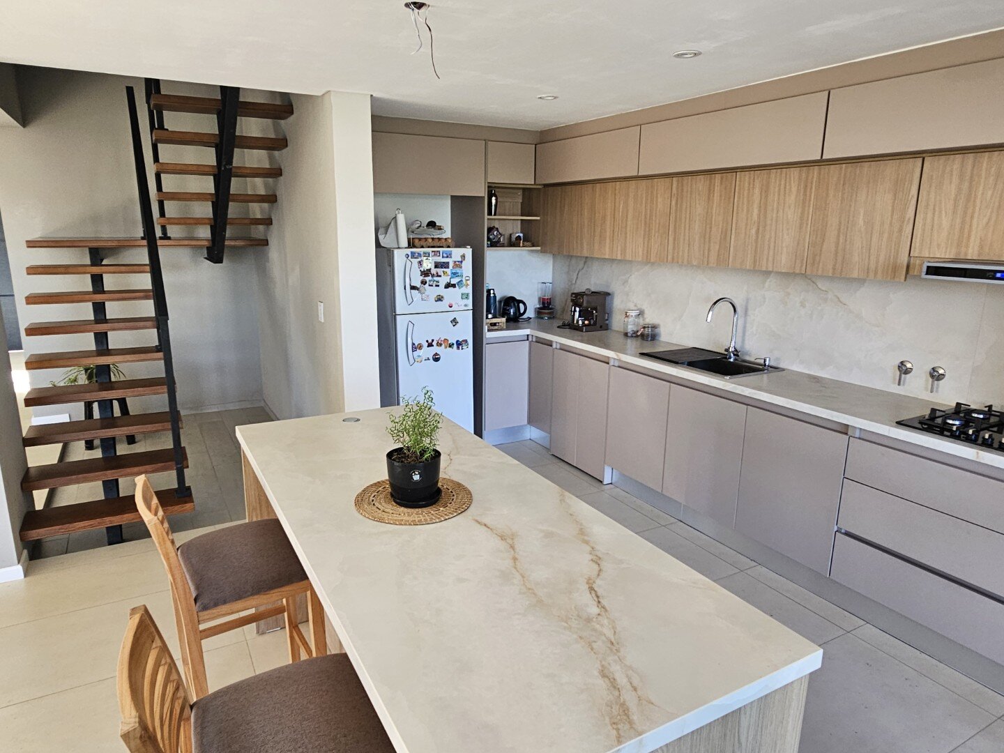 Casa moderna y funcional de dos plantas, cuatro dormitorios y cuatro baños — foto 9