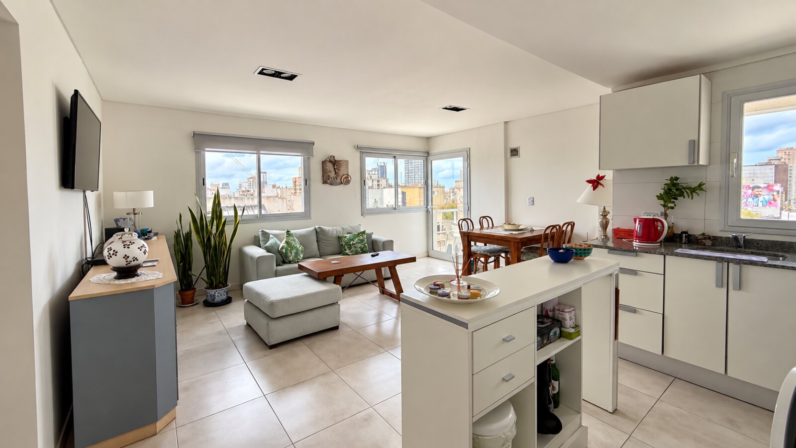 VENTA | DEPARTAMENTO DE 2 AMBIENTES CON BALCÓN Y COCHERA | ZONA CENTRO