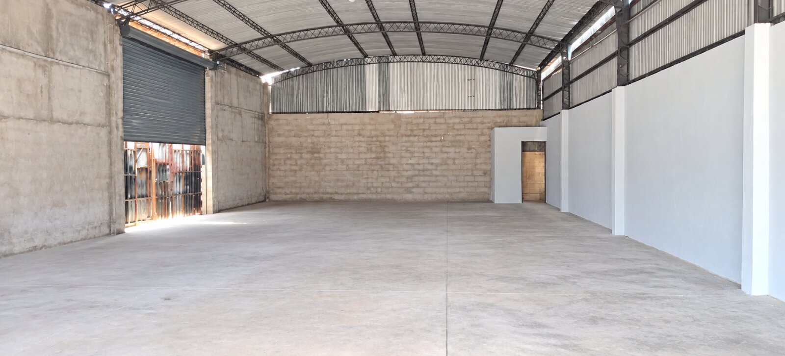 GALPÓN EN ESQUINA – 200 M² CON DOBLE ACCESO - 2