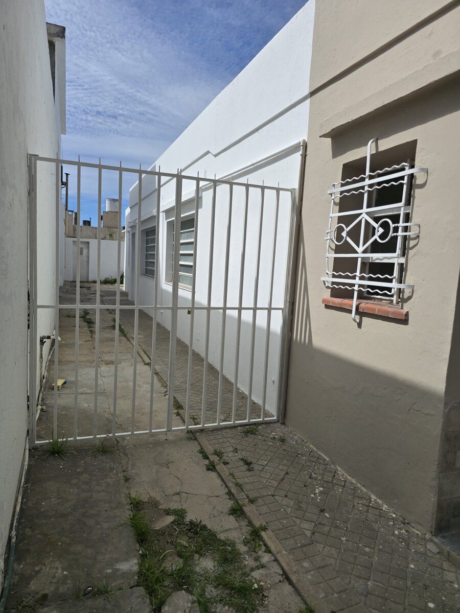 ALQUILER AMPLIA PROPIEDAD DE 3 DORMITORIOS CON PATIO IDEAL PARA VIVIENDA O USO COMERCIAL — foto 12