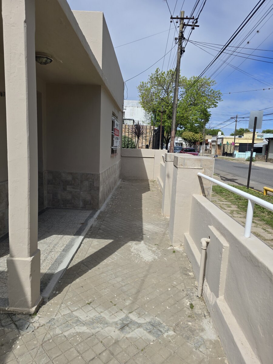 ALQUILER AMPLIA PROPIEDAD DE 3 DORMITORIOS CON PATIO IDEAL PARA VIVIENDA O USO COMERCIAL — foto 2