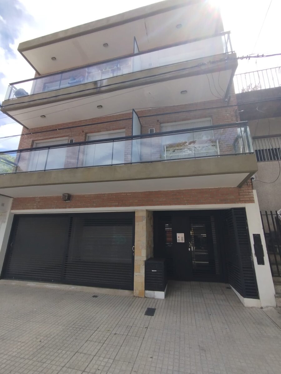 ALQUILO MONOAMBIENTE CON PATIO - GARIBALDI Y SAN MARTIN
