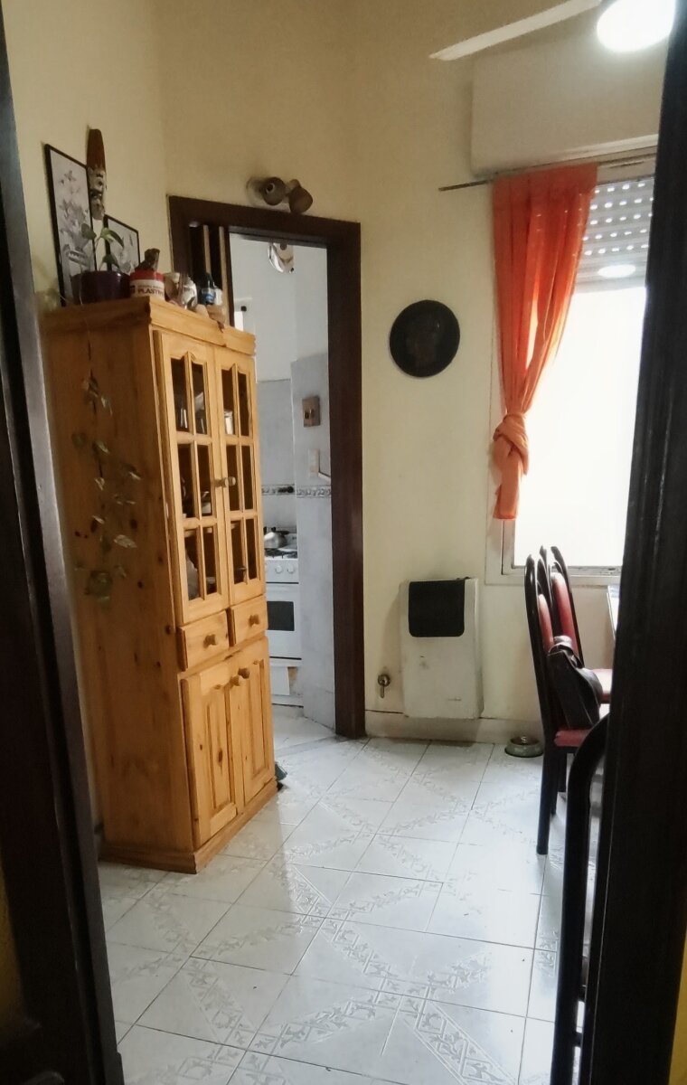 Departamento 3 ambientes a la venta, zona La Boca, con balcón al frente, muy luminoso. — foto 3