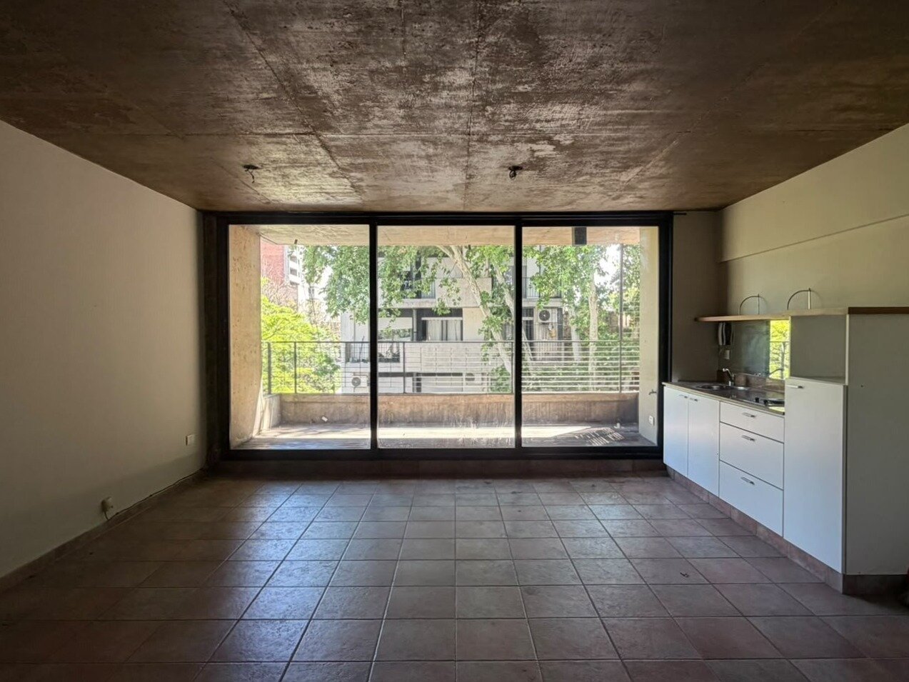 Monoambiente amplio y luminoso con balcón — foto 2