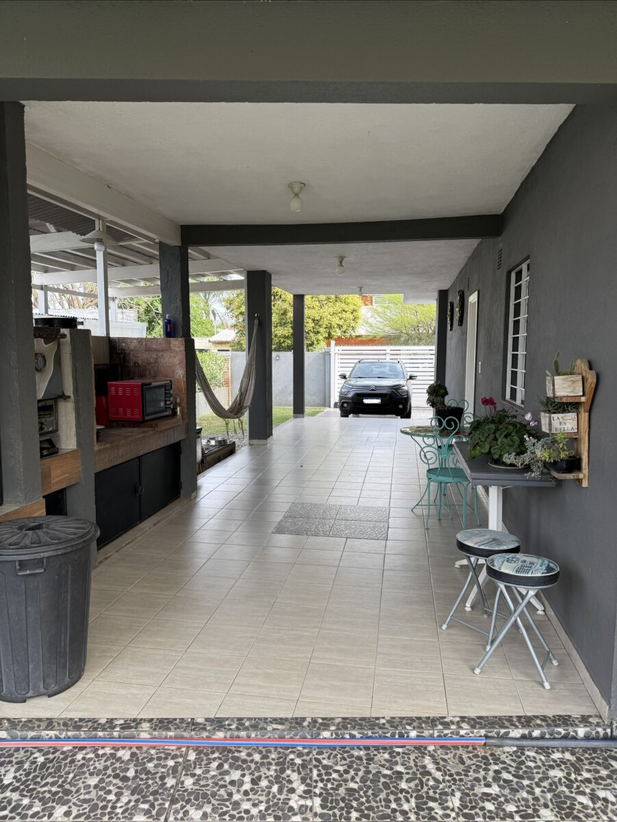Casa con gran parque y pileta en Villa Rivera Indarte- 4 dorm, 3 baños, cochera techada - 53