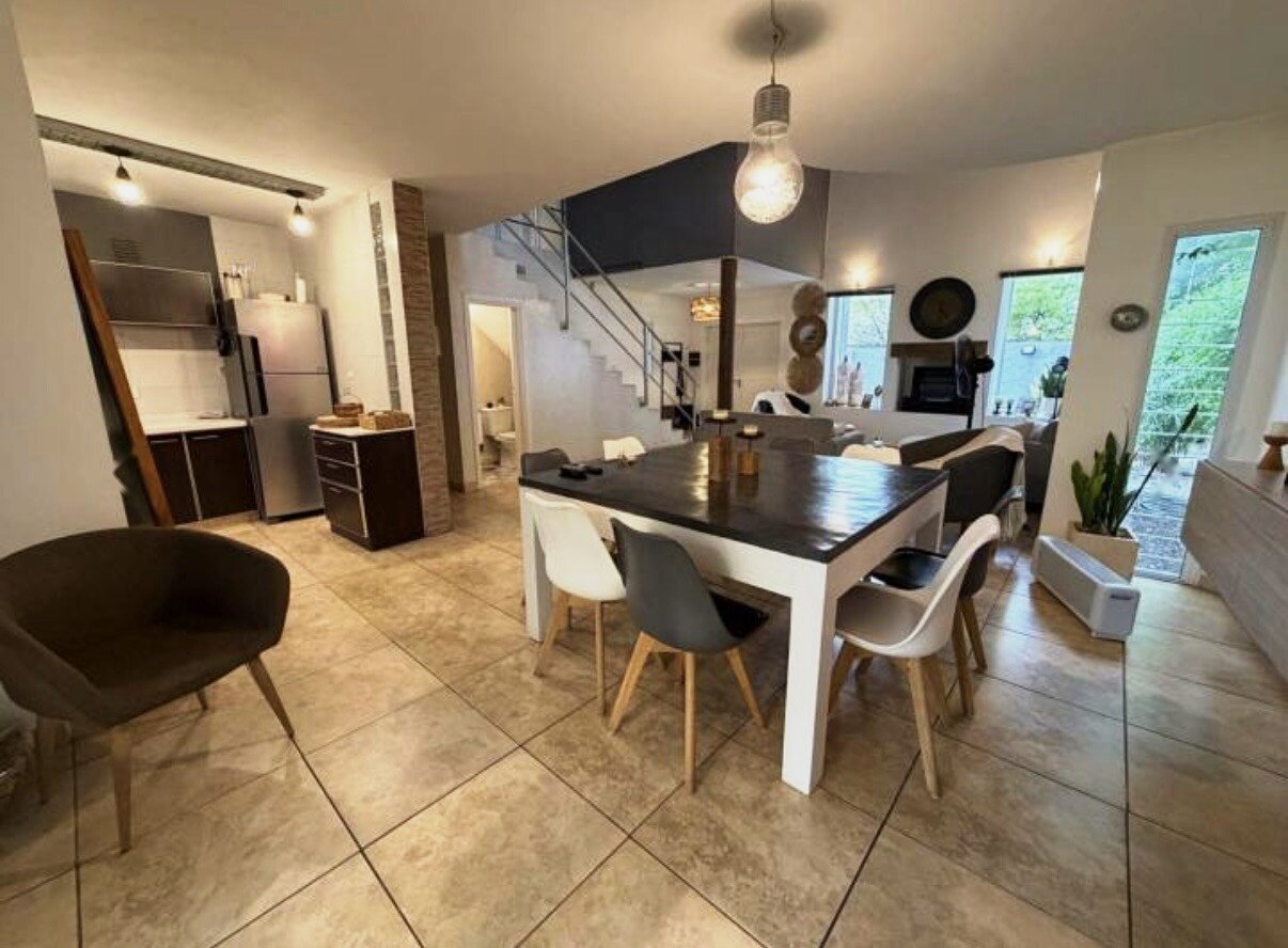 Casa con gran parque y pileta en Villa Rivera Indarte- 4 dorm, 3 baños, cochera techada - Imagen 5