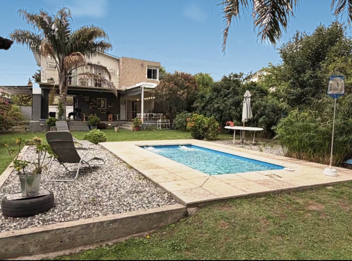 Casa con gran parque y pileta en Villa Rivera Indarte- 4 dorm, 3 baños, cochera techada