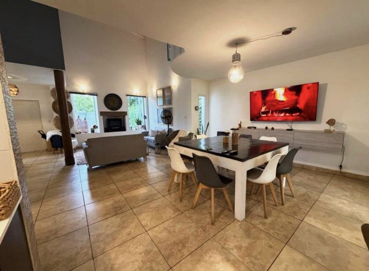 Casa con gran parque y pileta en Villa Rivera Indarte- 4 dorm, 3 baños, cochera techada - Imagen 4