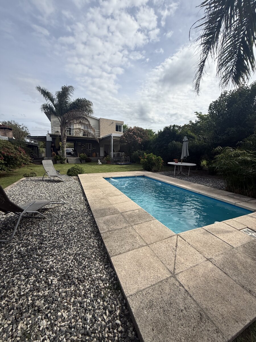 Casa con gran parque y pileta en Villa Rivera Indarte- 4 dorm, 3 baños, cochera techada - 45