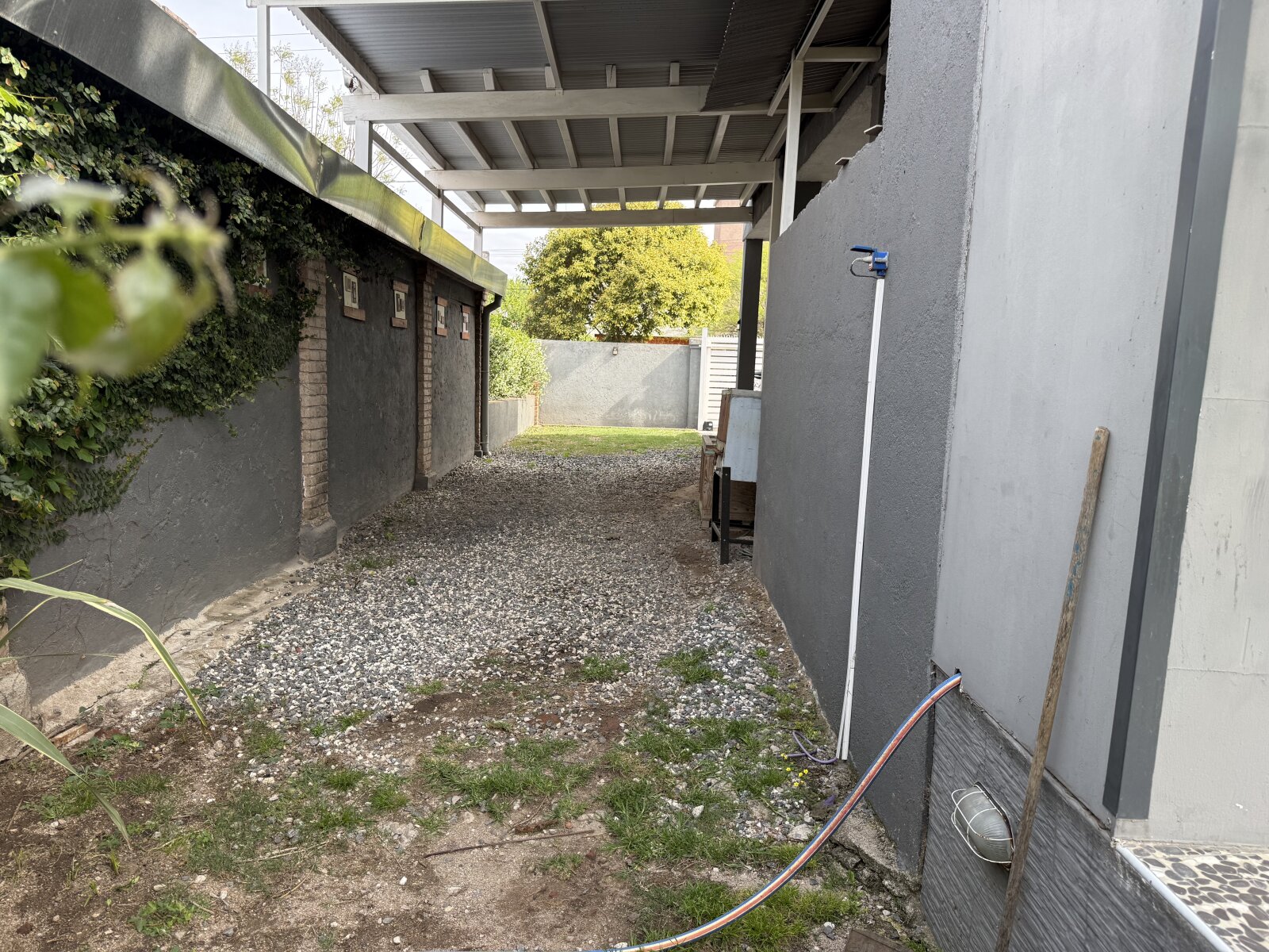 Casa con gran parque y pileta en Villa Rivera Indarte- 4 dorm, 3 baños, cochera techada - 54