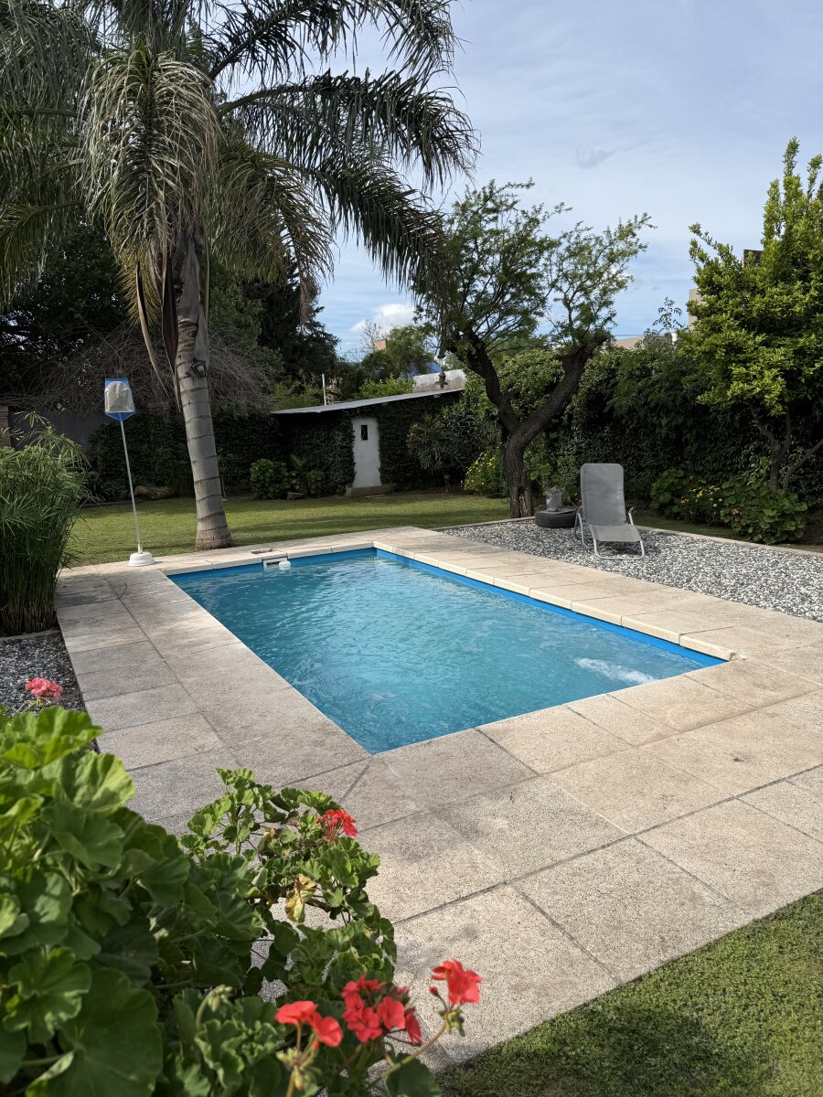 Casa con gran parque y pileta en Villa Rivera Indarte- 4 dorm, 3 baños, cochera techada - 46