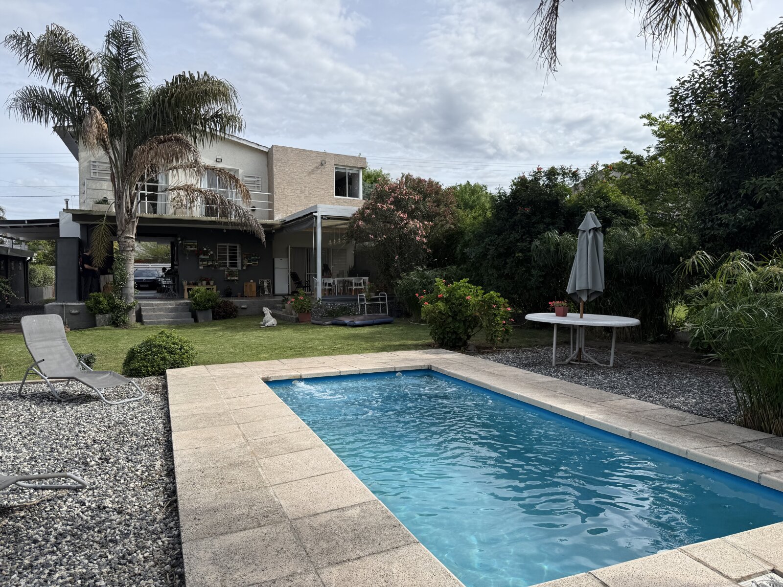 Casa con gran parque y pileta en Villa Rivera Indarte- 4 dorm, 3 baños, cochera techada