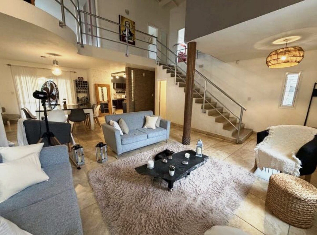 Casa con gran parque y pileta en Villa Rivera Indarte- 4 dorm, 3 baños, cochera techada - Imagen 3