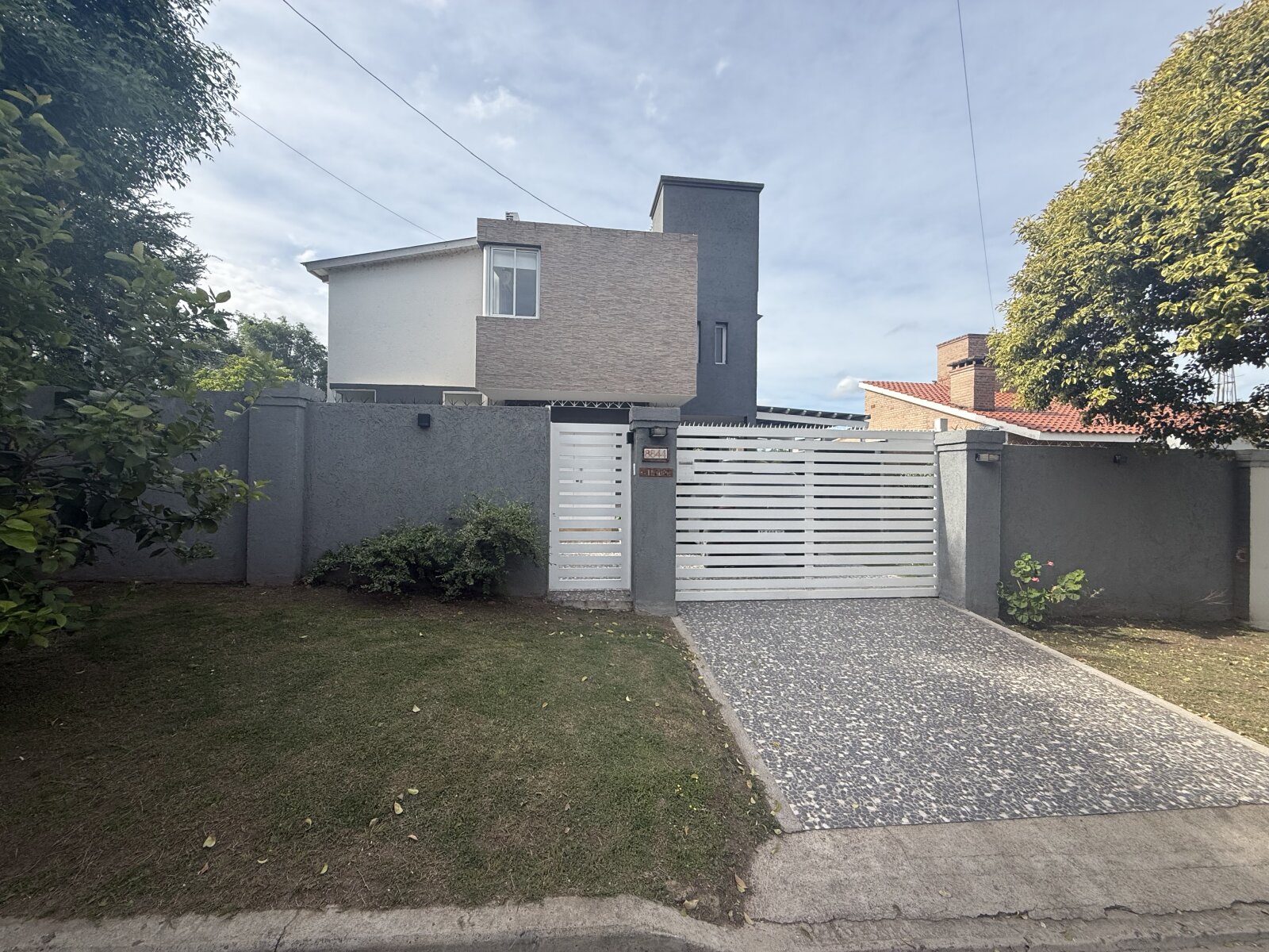 Casa con gran parque y pileta en Villa Rivera Indarte- 4 dorm, 3 baños, cochera techada - 55