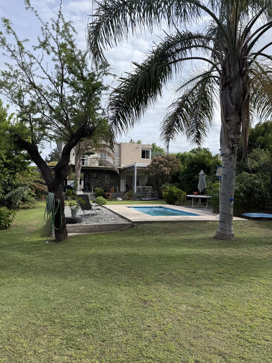 Casa con gran parque y pileta en Villa Rivera Indarte- 4 dorm, 3 baños, cochera techada - 50