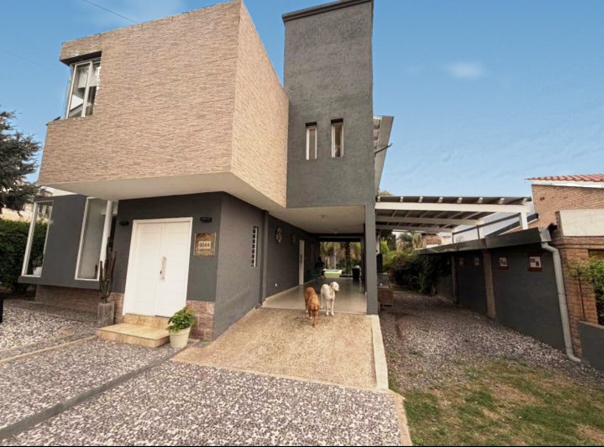Casa con gran parque y pileta en Villa Rivera Indarte- 4 dorm, 3 baños, cochera techada - Imagen 2