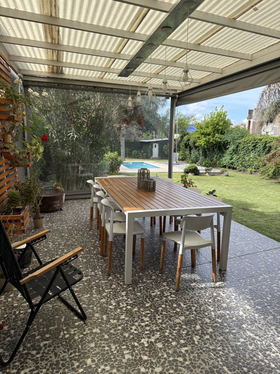 Casa con gran parque y pileta en Villa Rivera Indarte- 4 dorm, 3 baños, cochera techada - 42