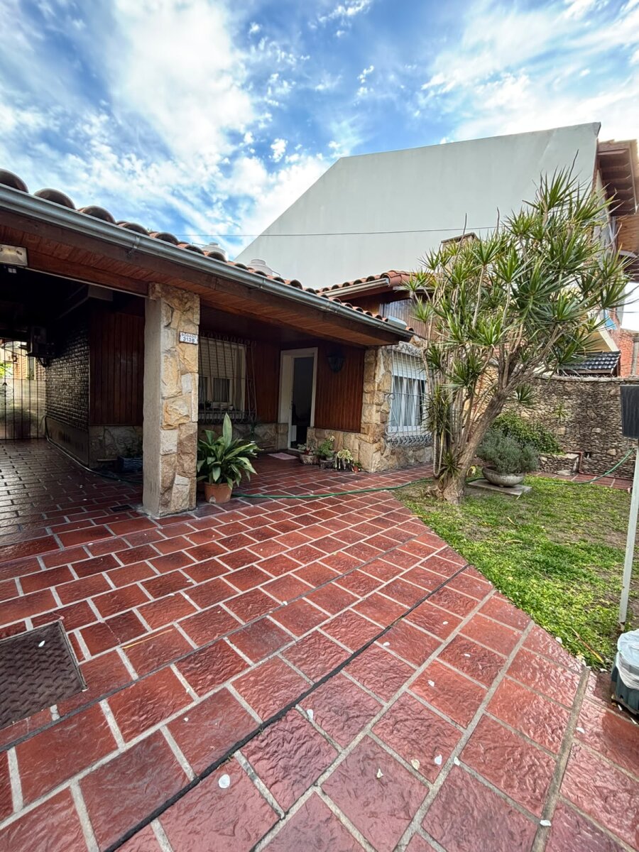 Casa 4 ambientes con pileta y parrilla en venta en Castelar Sur — foto 2
