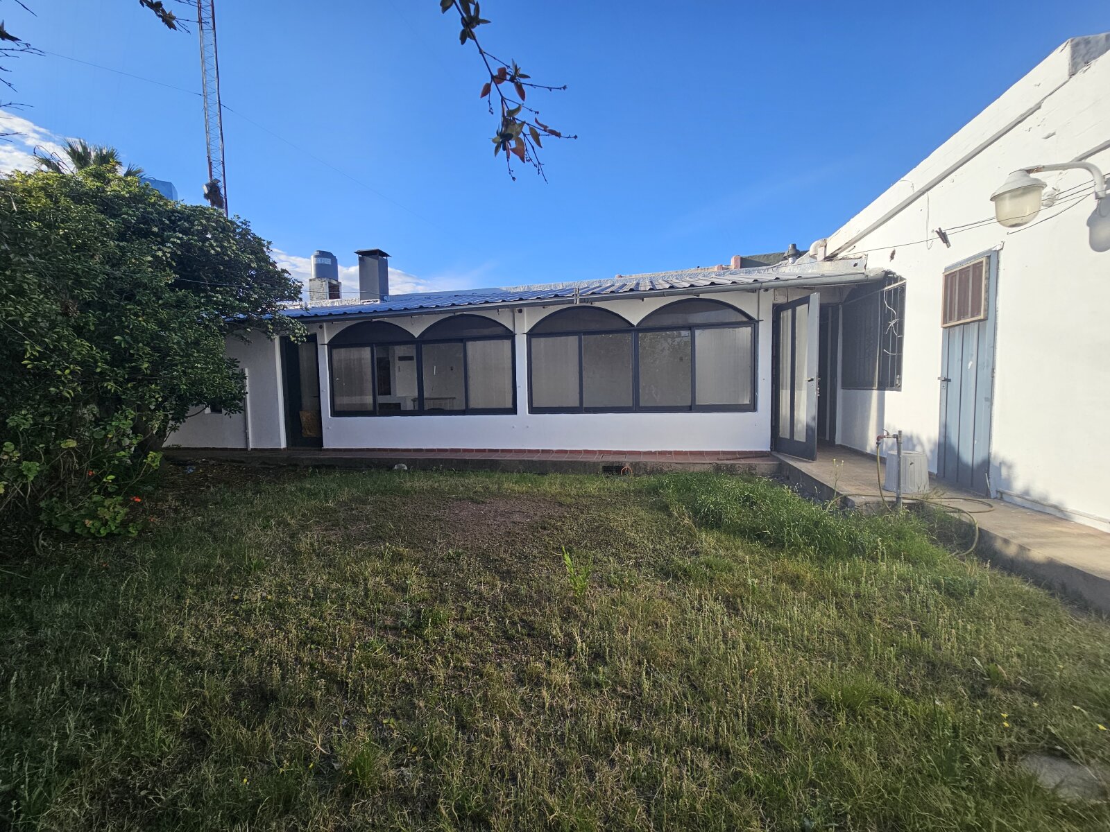 Casa amplia y con patio en Parque Capital