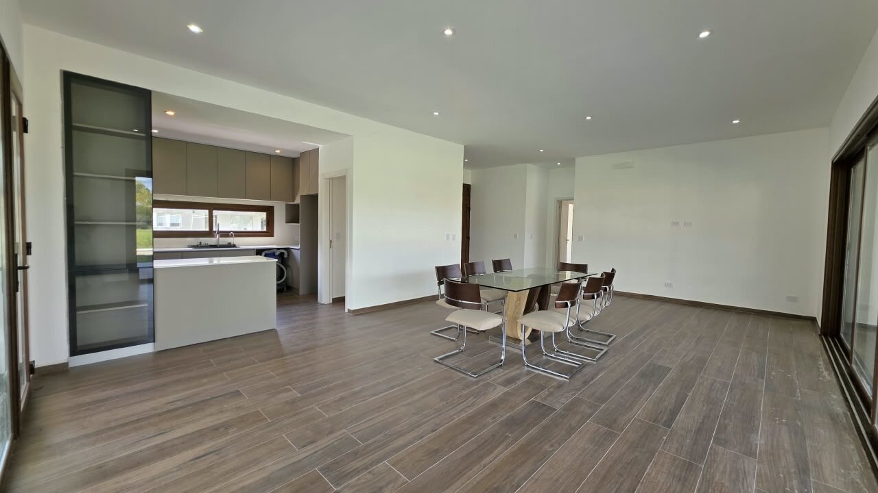Casa en venta a estrenar en Fincas del Alba, Canning - 4 ambientes con pileta - Apta crédito - 23
