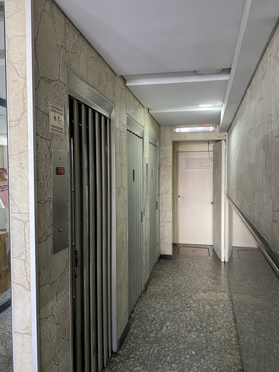 Venta de Departamento 3 ambientes zona avellaneda Centro, contrafrente muy luminoso. Con Locación. — foto 2
