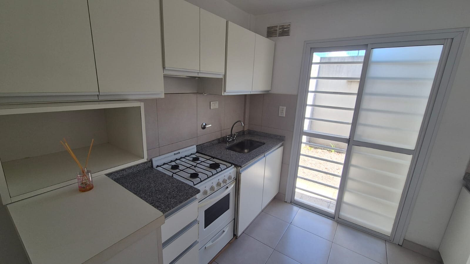 ALQUILER DE DEPARTAMENTO 2 AMBIENTES CON COCHERA — foto 2