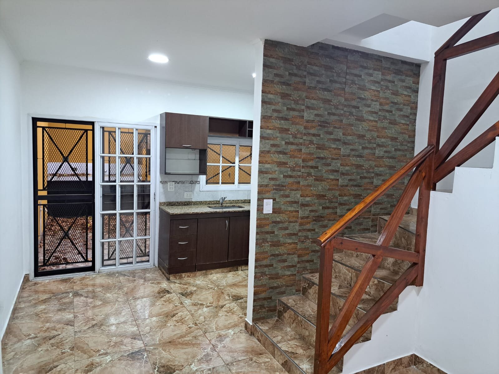 Duplex de 3 ambientes con cochera, patio y parrilla — foto 7