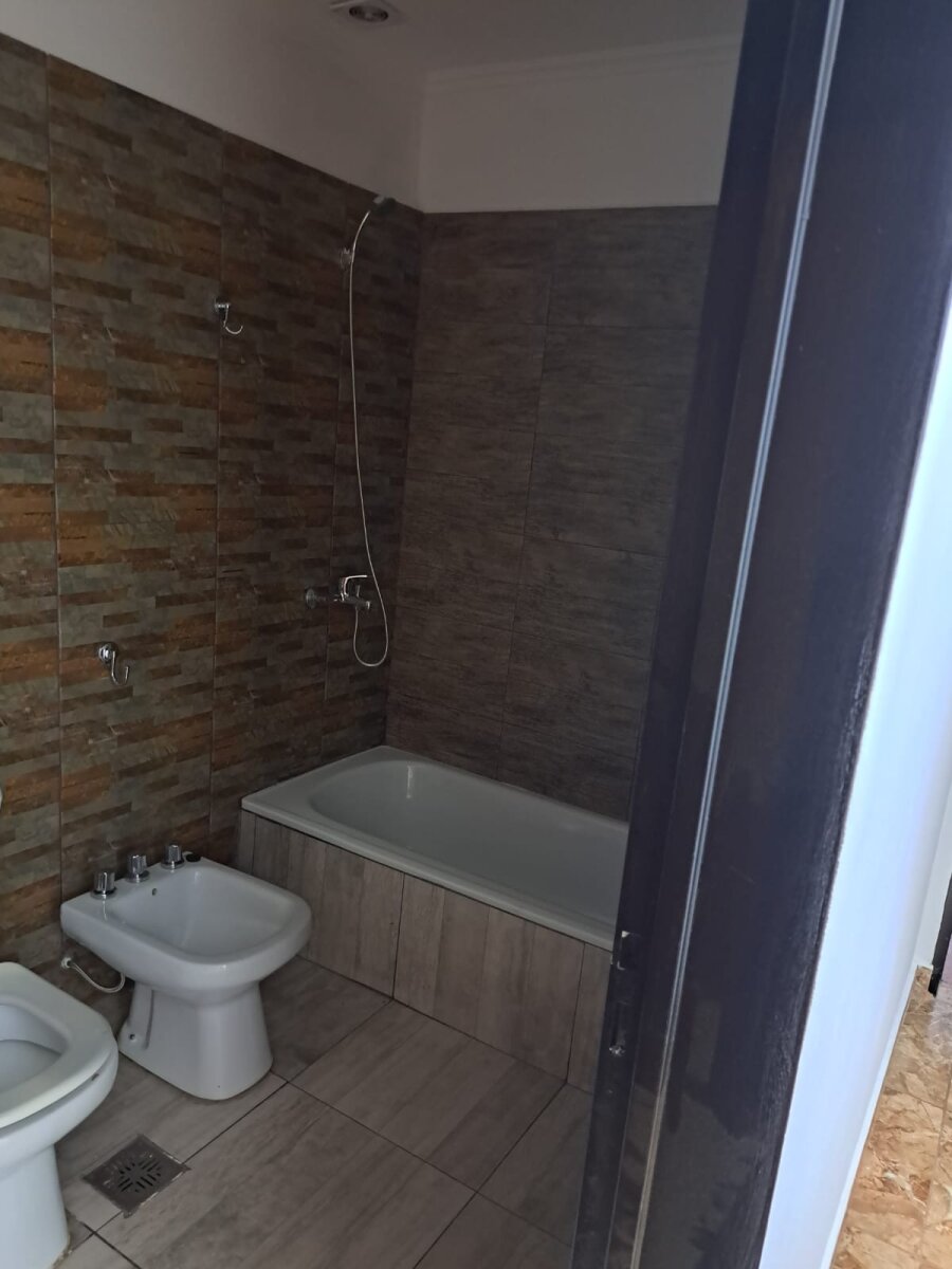 Duplex de 3 ambientes con cochera, patio y parrilla - 16